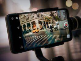 Làm phim ngắn bằng điện thoại khi đi du lịch (Ảnh: Internet)