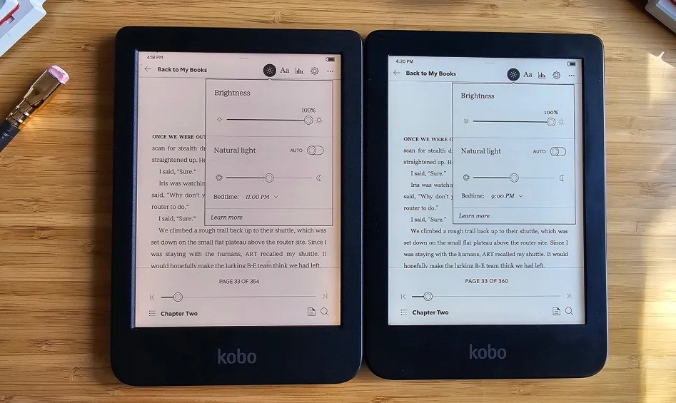 Máy đọc sách Kobo Clara Colour (trái) có màu sắc ấm hơn và mờ hơn một chút so với Kobo Clara 2E (phải) (Ảnh: Internet)