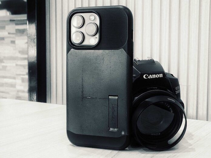 Máy ảnh Canon và camera của iPhone (Ảnh: Internet)