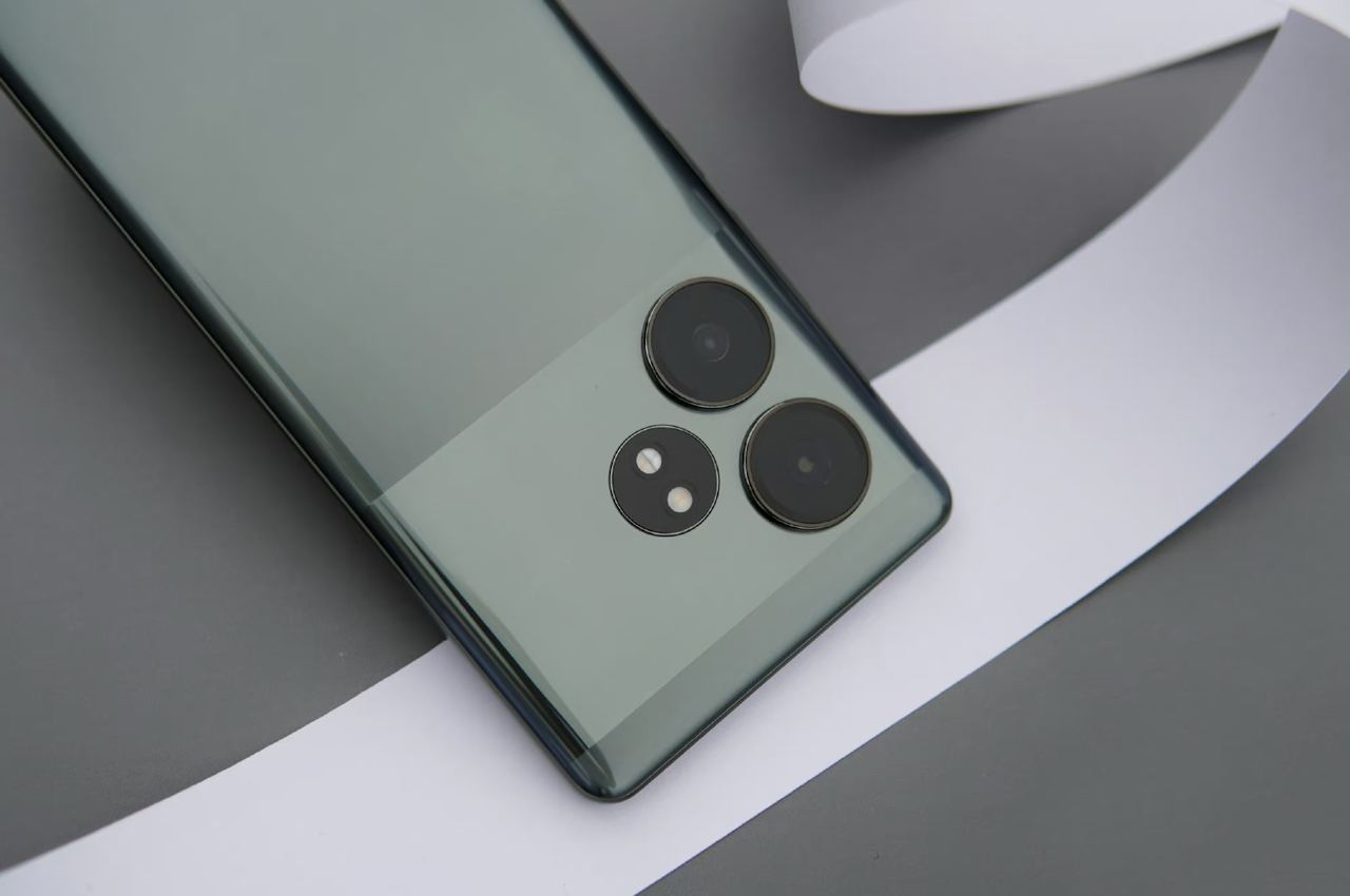 Realme GT Neo6 với màu xanh ngọc bích đầy mê hoặc (Nguồn: Internet)
