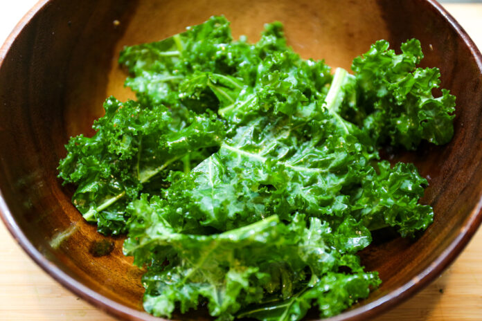 Lợi ích và tác dụng của cải kale (cải xoăn) (Ảnh: Internet)