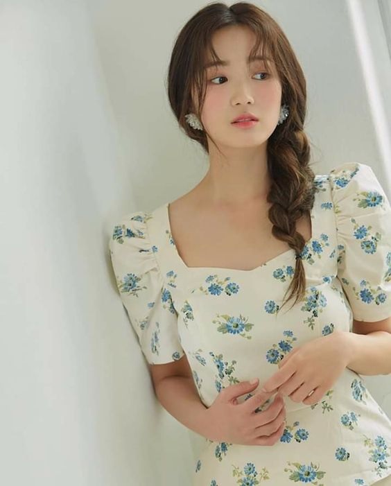 Kim Hye Yoon cực ngọt ngào, nữ tính với kiểu tóc tết phối cùng váy họa tiết hoa (Nguồn: internet)