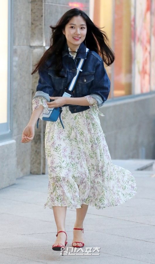 Nữ diễn viên trẻ trung, năng động và cá tính trong set đồ váy hoa nhí phối cùng áo khoác denim (Nguồn: Internet)
