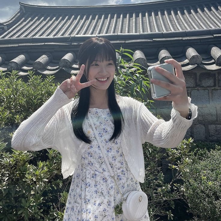 Kim Hye Yoon ngọt ngào, dịu mắt trong chiếc váy hoa nhí (Nguồn: Internet)