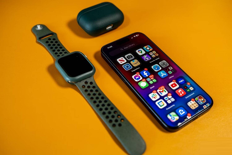 iPhone 15 Pro cùng với đồng hồ Apple Watch và tai nghe AirPods (Ảnh: Internet)