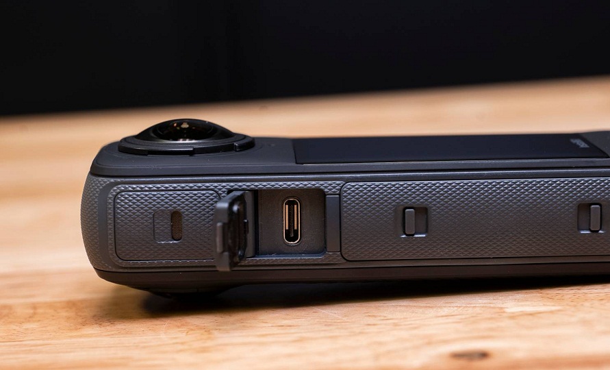 Cổng USB-C đang mở của camera Insta360 X4 (Ảnh: Internet)