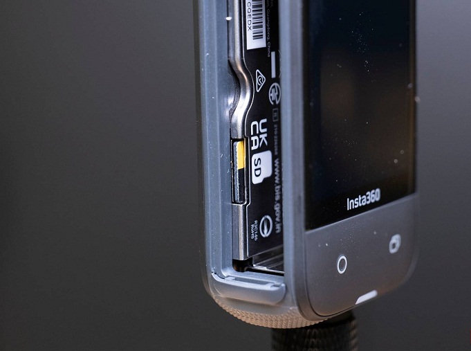 Khe cắm thẻ nhớ của camera Insta360 X4 (Ảnh: Internet)
