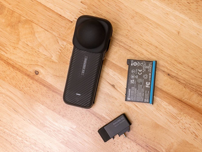 Pin dự phòng của camera Insta360 X4 và đầu đọc thẻ nhớ nhanh (Ảnh: Internet)