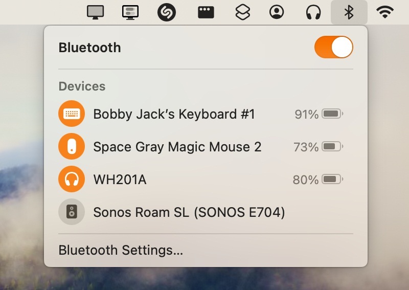 Ứng dụng thanh menu Bluetooth của macOS cho thấy lượng pin còn lại của các thiết bị được kết nối với máy, bao gồm cả chuột Magic Mouse (Ảnh: Internet)