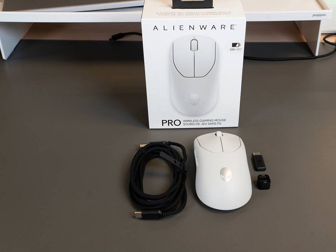 Hộp đựng và phụ kiện đi kèm của chuột chơi game không dây Alienware Pro (Ảnh: Internet)