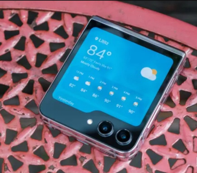 Điện thoại Galaxy Z Flip 5 hiển thị thông tin thời tiết trên màn hình ngoài (Ảnh: Internet)