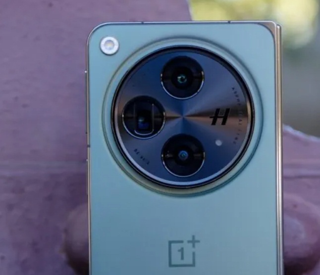 Mặt sau của điện thoại OnePlus Open với cụm camera (Ảnh: Internet)
