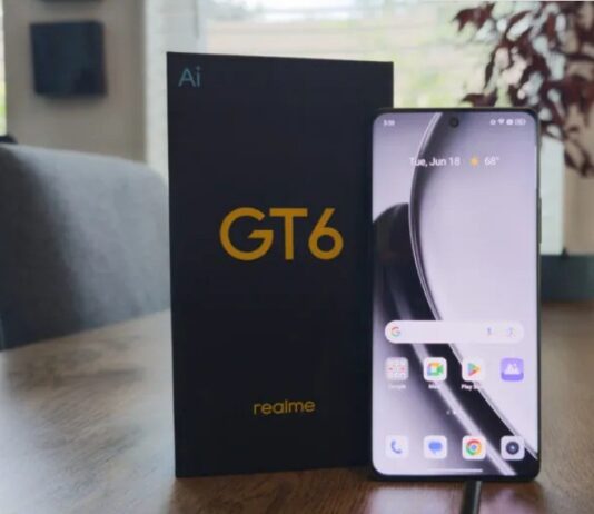 Điện thoại realme GT 6 màu xanh với hộp đựng (Ảnh: Internet)
