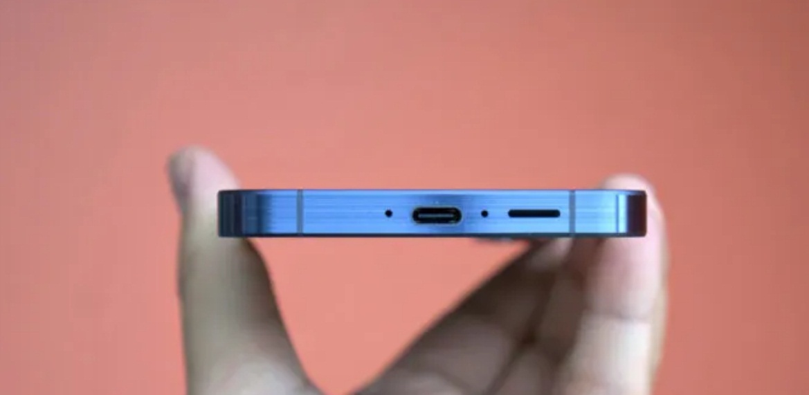 Điện thoại Samsung Galaxy A55 5G với cổng sạc USB-C (Ảnh: Internet)