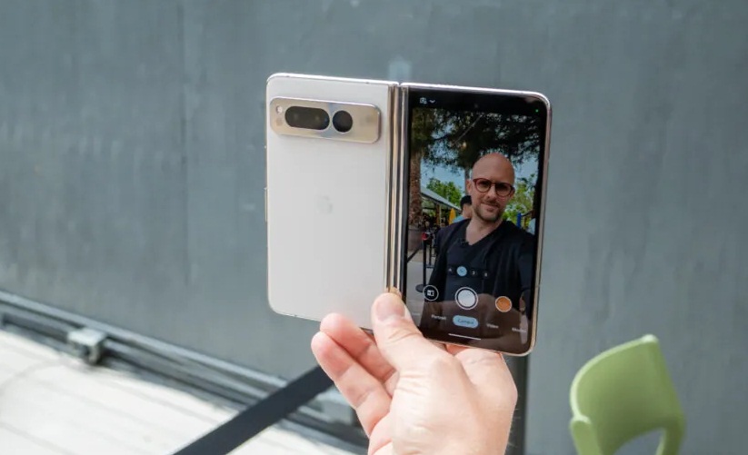 Chụp ảnh selfie với điện thoại Pixel Fold (Ảnh: Internet)