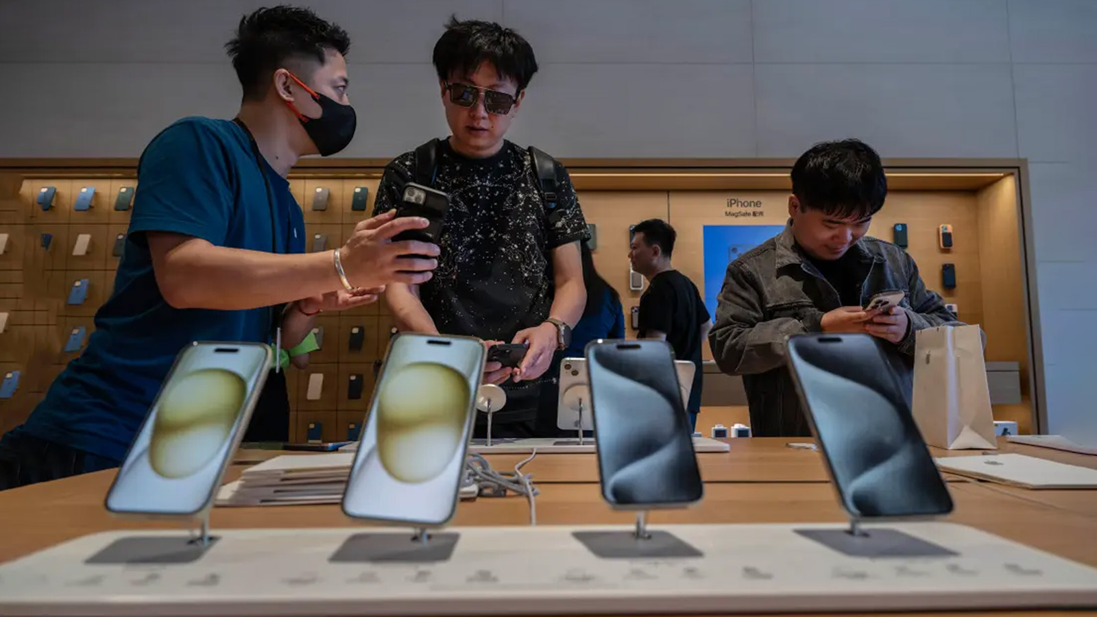Người dùng trải nghiệm thử iPhone 15 Pro tại AppStore Trung Quốc (Ảnh: Internet)