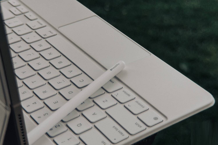 Bút Apple Pencil Pro với bàn phím Magic (Ảnh: Internet)