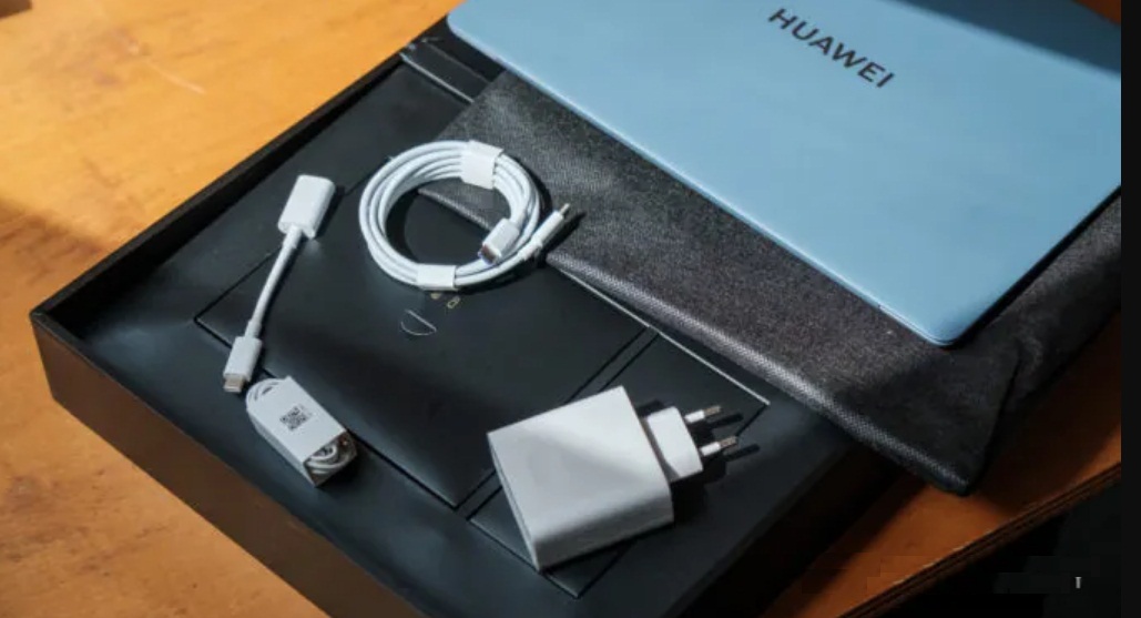 Các phụ kiện trong hộp sản phẩm laptop Huawei MateBook X Pro 2024 (Ảnh: Internet)