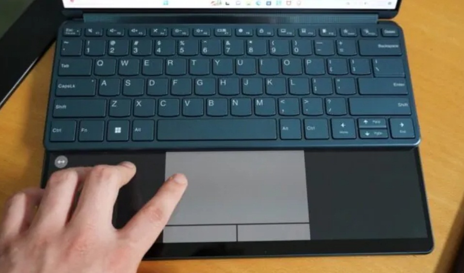 Sử dụng trackpad ảo của laptop Lenovo Yoga Book 9i (Ảnh: Internet)