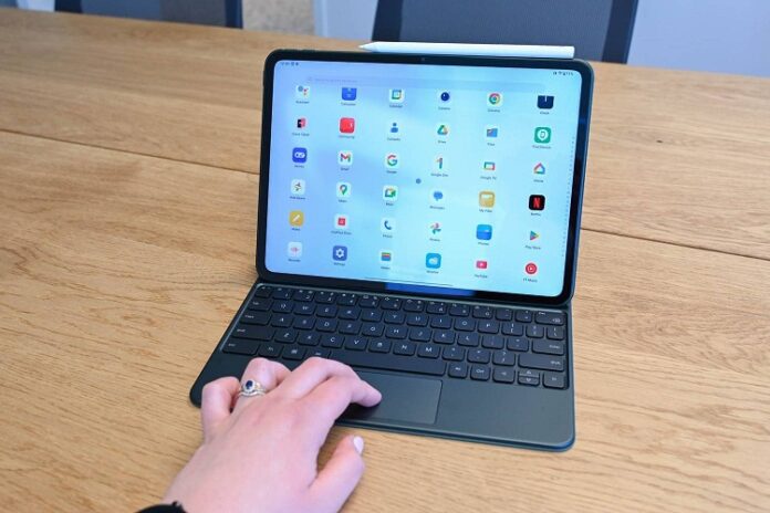 Sử dụng máy tính bảng OnePlus Pad với bàn phím có trackpad (Ảnh: Internet)