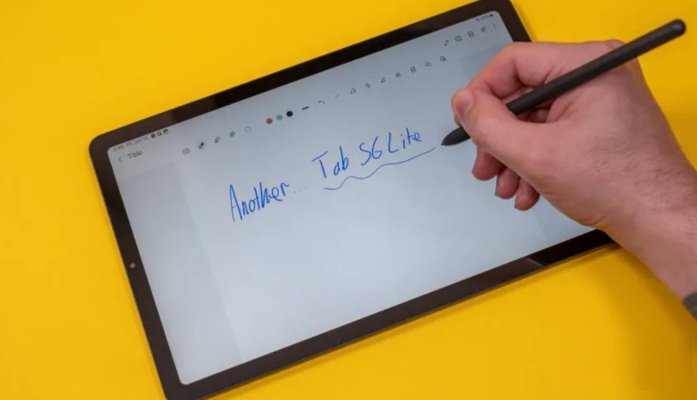 Sử dụng bút S Pen với máy tính bảng Galaxy Tab S6 Lite (2024) (Ảnh: Internet)