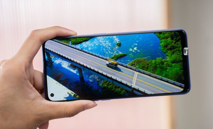 OPPO Reno8 5G thực sự gây ấn tượng mạnh với màn hình AMOLED chất lượng cao, có độ phân giải Full HD và tần số quét 90Hz (Ảnh: Internet)