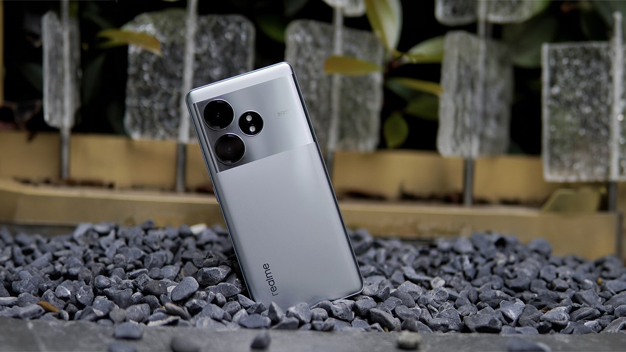 Realme GT Neo6 ghi điểm với thiết kế hiện đại, sang trọng, được hoàn thiện từ mặt lưng nhựa bóng cao cấp cùng màn hình cong tràn viền tinh tế (Ảnh: Internet)