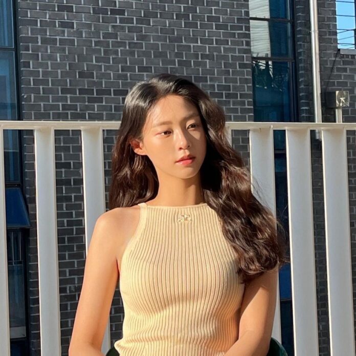 Seolhyun thu hút mọi ánh nhìn với làn da và chiều cao ấn tượng (Ảnh: Internet)