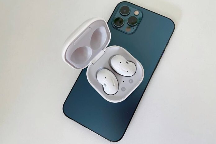 Tai nghe Galaxy Buds có thể sử dụng với iPhone (Ảnh: Internet)