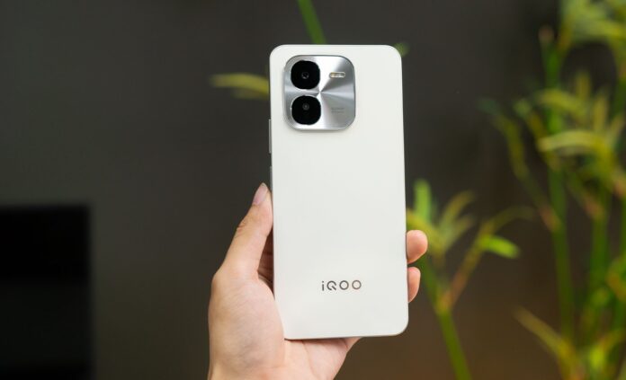iQOO Z9x kế thừa ngôn ngữ thiết kế quen thuộc của dòng Z9 với mặt lưng nhựa được hoàn thiện tỉ mỉ, mang đến cảm giác cầm nắm thoải mái và chắc chắn (Ảnh: Internet)