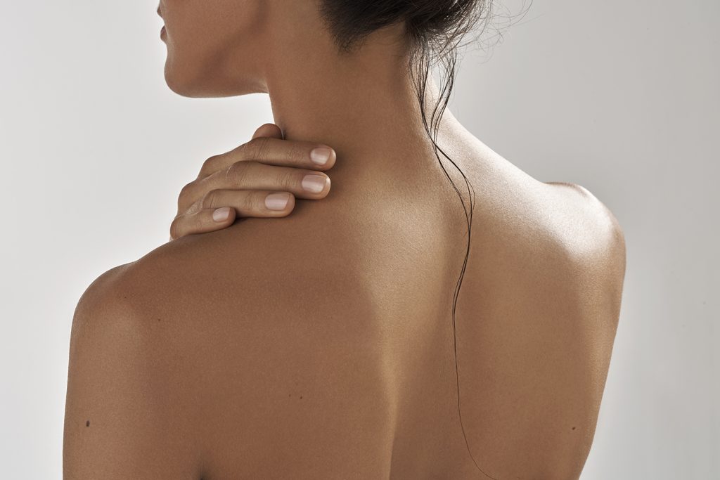 Cung cấp độ ẩm cần thiết để giúp da cổ và ngực luôn mềm mại (Nguồn: Internet)