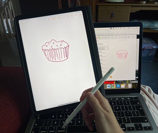 Màn hình iPad và MacBook chia sẻ ứng dụng ghi chú và vẽ tranh (Ảnh: Internet)