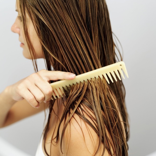 Không nên chải tóc khi còn ướt (Nguôn: Internet)