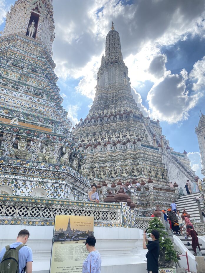 Không gian của chùa Wat Arun. (Ảnh: Kim Cúc)