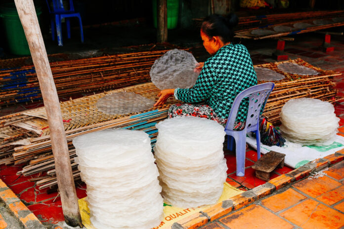 Bánh tráng nhúng giòn thơm ngon với độ giòn đặc trưng (Nguồn: Internet)