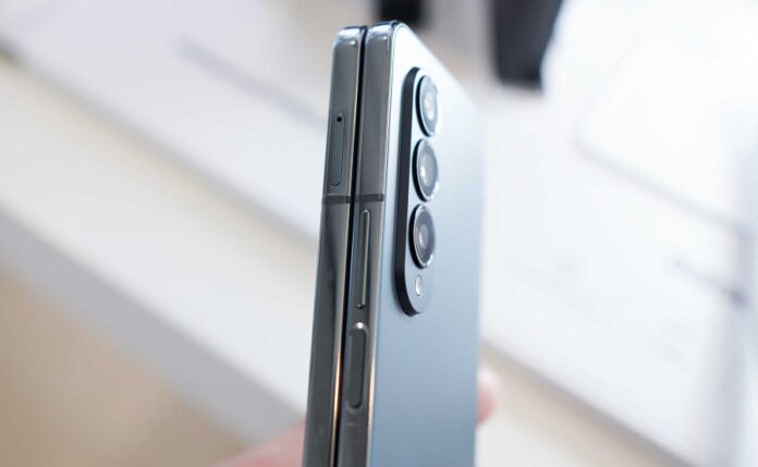 Cạnh bên của điện thoại Galaxy Z Fold 4 có nút nguồn và nút âm lượng (Ảnh: Internet)