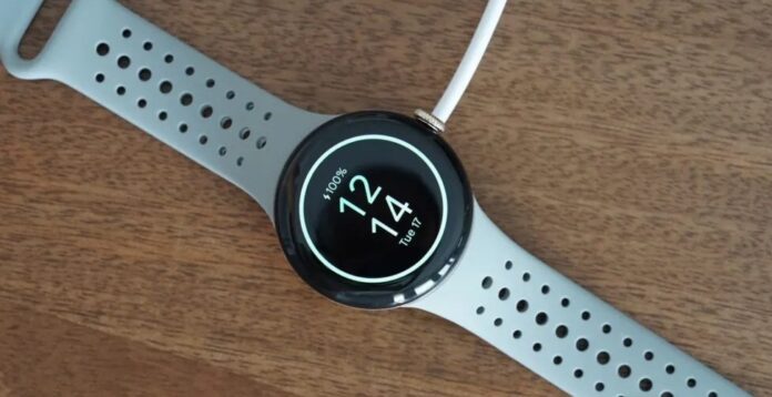 Đồng hồ Pixel Watch 2 đang cắm sạc (Ảnh: Internet)