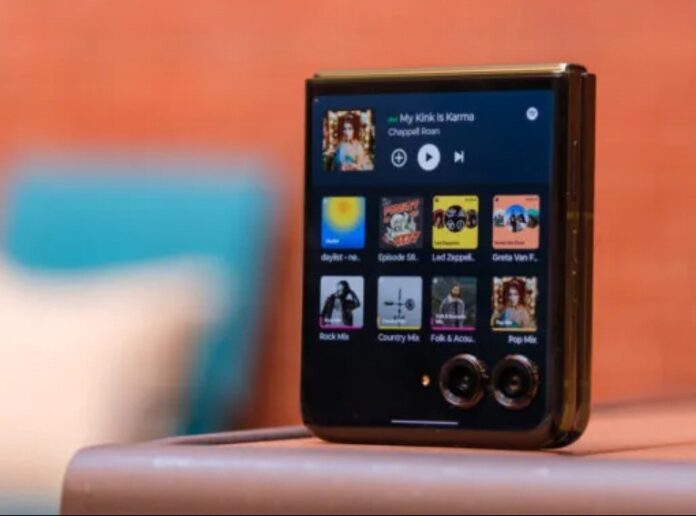 Điện thoại gập Motorola Razr Plus với màn hình ngoài hiển thị ứng dụng Spotify (Ảnh: Internet)