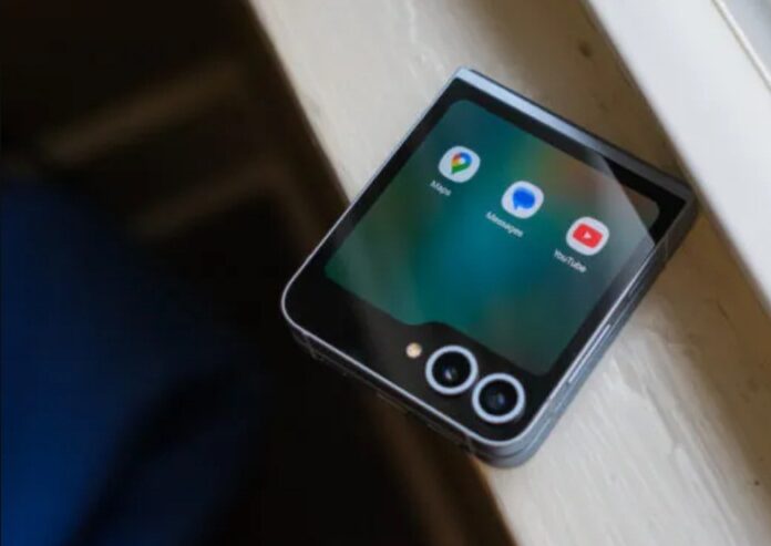 Điện thoại gập Samsung Galaxy Z Flip 6 với màn hình ngoài ở chế độ Flex Window (Ảnh: Internet)
