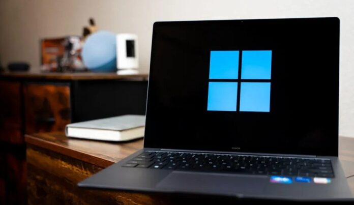 Logo Windows trên màn hình laptop (Ảnh: Internet)