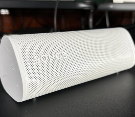Loa không dây Sonos Roam 2: Không nhiều đổi mới nhưng vẫn mang đến âm thanh chất lượng Logo Sonos trên loa Roam 2 (Ảnh: Internet)