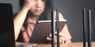 Router Wi-Fi hiển thị đèn báo lỗi màu đỏ (Ảnh: Internet)