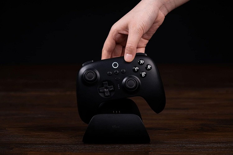 Bộ điều khiển không dây 8Bitdo Ultimate cùng với đế sạc (Ảnh: Internet)