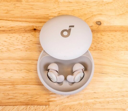 Tai nghe earbud Soundcore Sleep A20: Cảm giác thoải mái và âm thanh êm dịu cho giấc ngủ ngon Tai nghe Soundcore Sleep A20 trong hộp đựng (Ảnh: Internet)