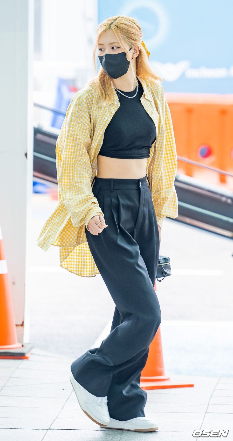 Rosé (Blackpink) cực xinh trong outfit croptop và quần ống rộng khi ra sân bay (Nguồn: Internet)