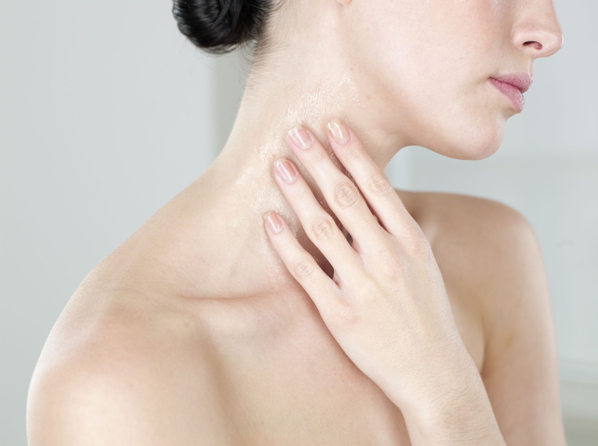 Vùng da ở cổ và ngực dễ bị chịu tác động bởi tư thế hằng ngày của chúng ta (Nguồn: Internet)