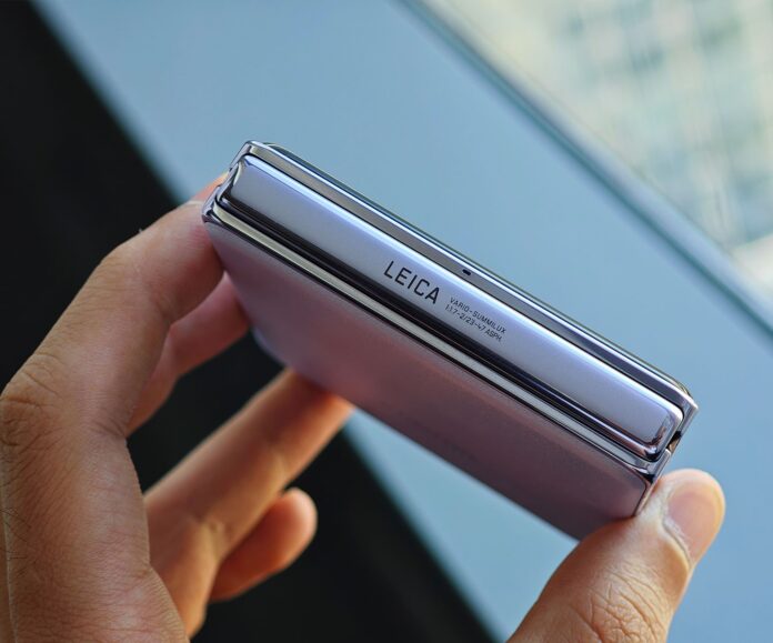 Xiaomi MIX Flip có độ dày khi mở và gập lần lượt là 7,8 mm và 15,99 mm (Ảnh: Internet)