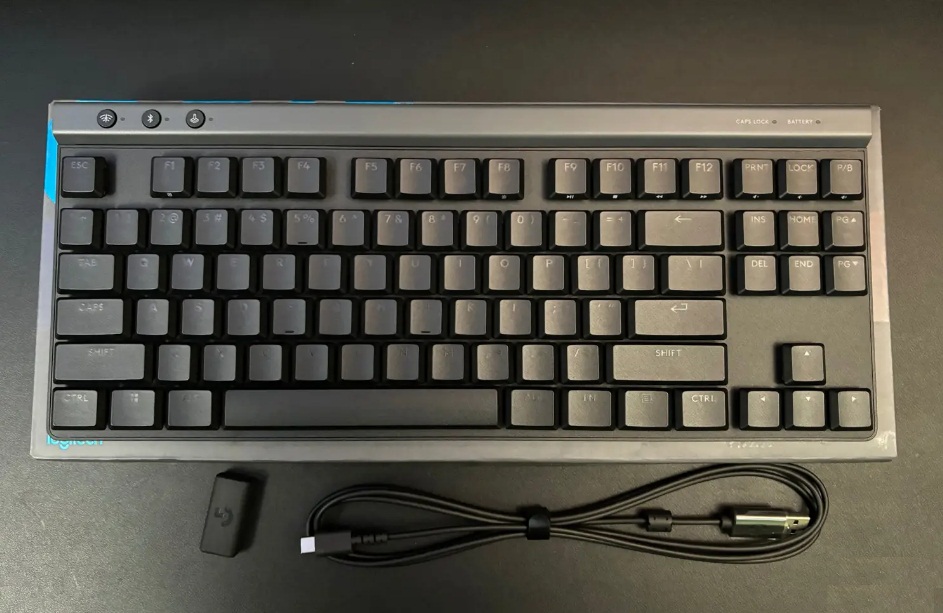 Bàn phím Logitech G515 LIGHTSPEED TKL với phụ kiện USB và cáp (Ảnh: Internet)