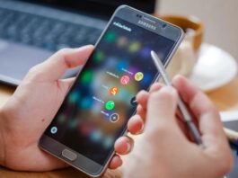Sử dụng điện thoại Galaxy Note 5 với bút cảm ứng S Pen (Ảnh: Internet)