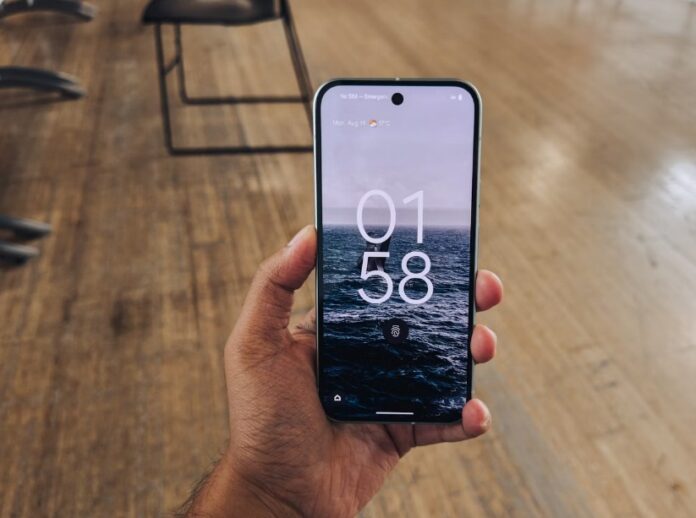 Điện thoại Pixel 9 hiển thị màn hình khóa (Ảnh: Internet)